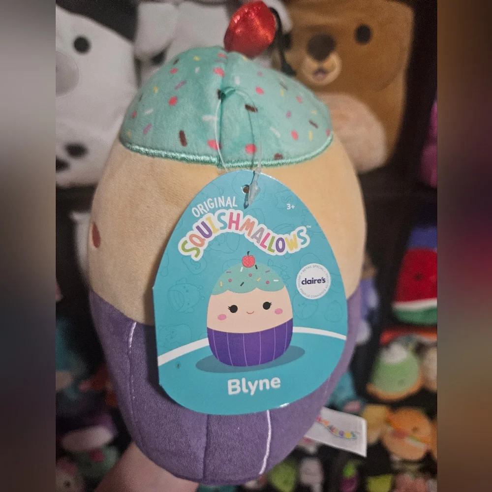 NWT Blyne 🧁 The Blue Frosted Cupcake Claire's Exclusive! Squishmallow 8